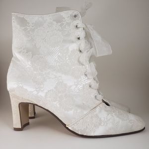 Special Occasions by Saugus Shoe White Lace Ankle Booties size 8